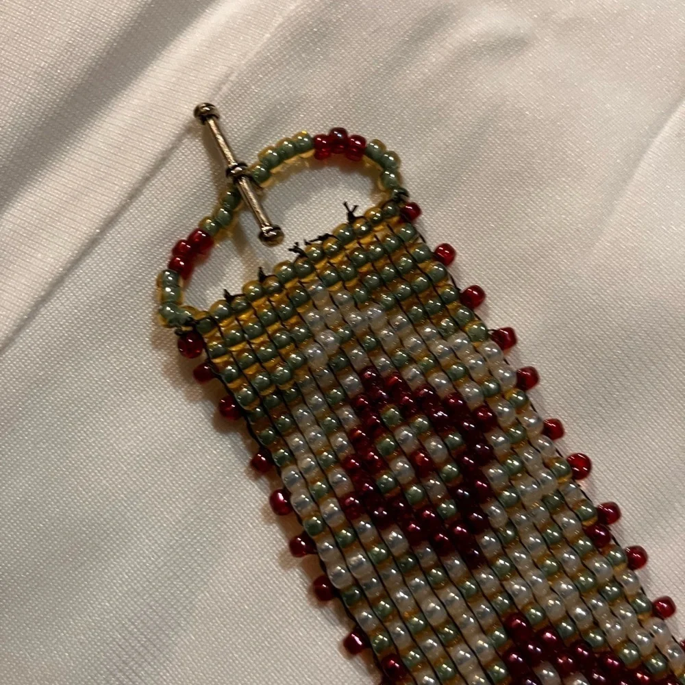 Beaded loomed bracelet with heart clasp 6.5”